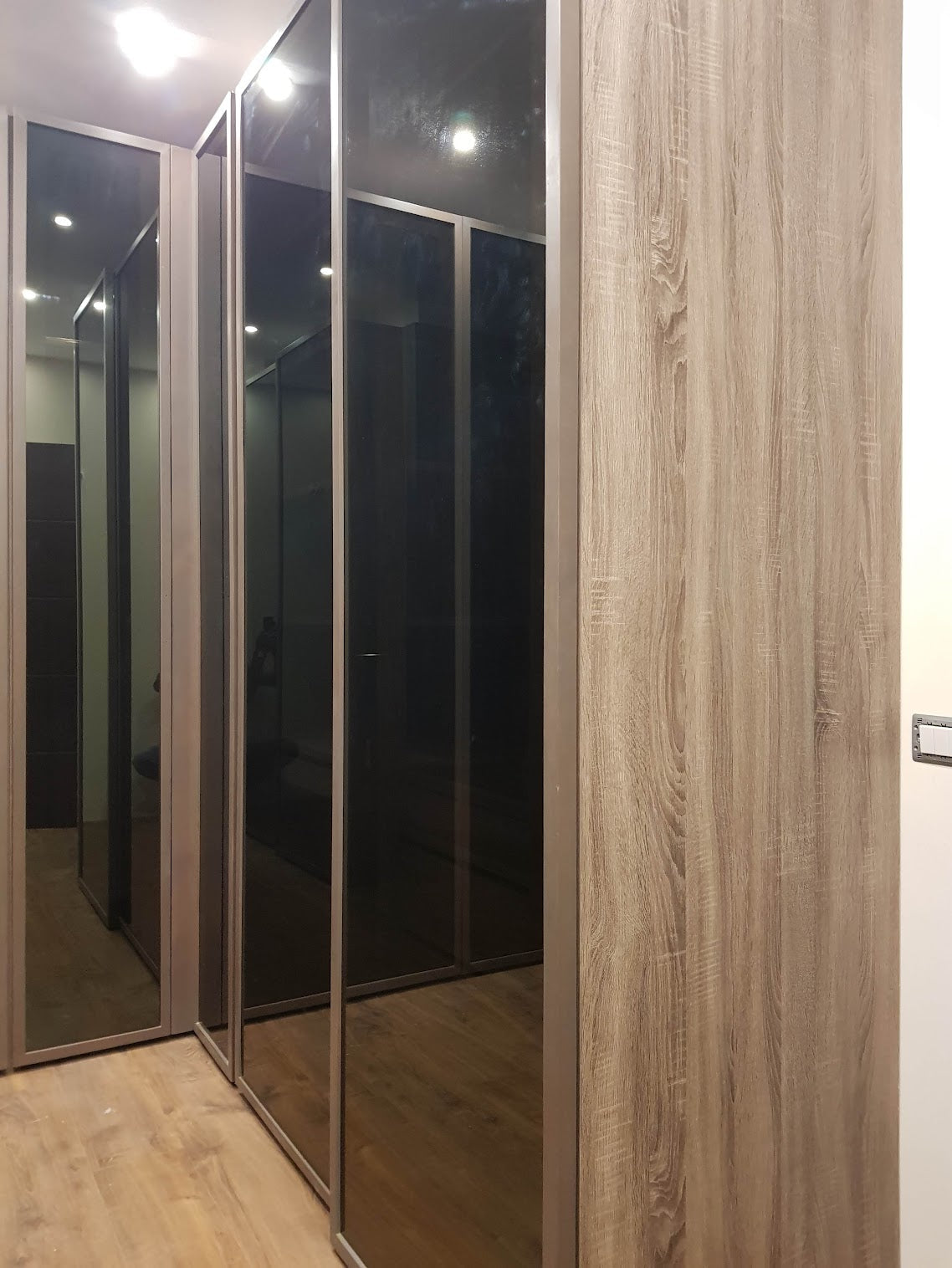 Dark Mirrored in Grayish Oak Dressing