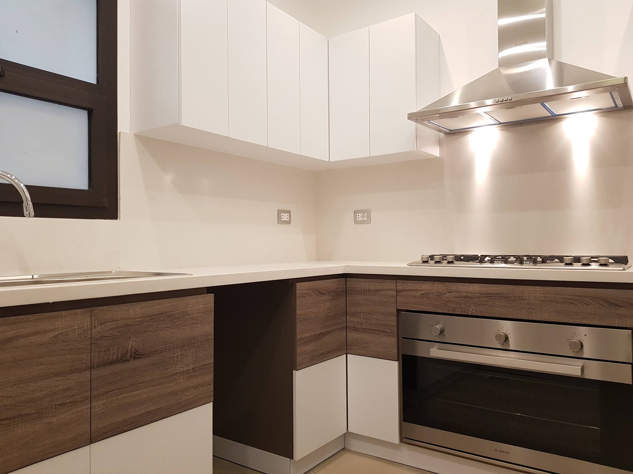 Walnut x Matte White Modern Kitchen