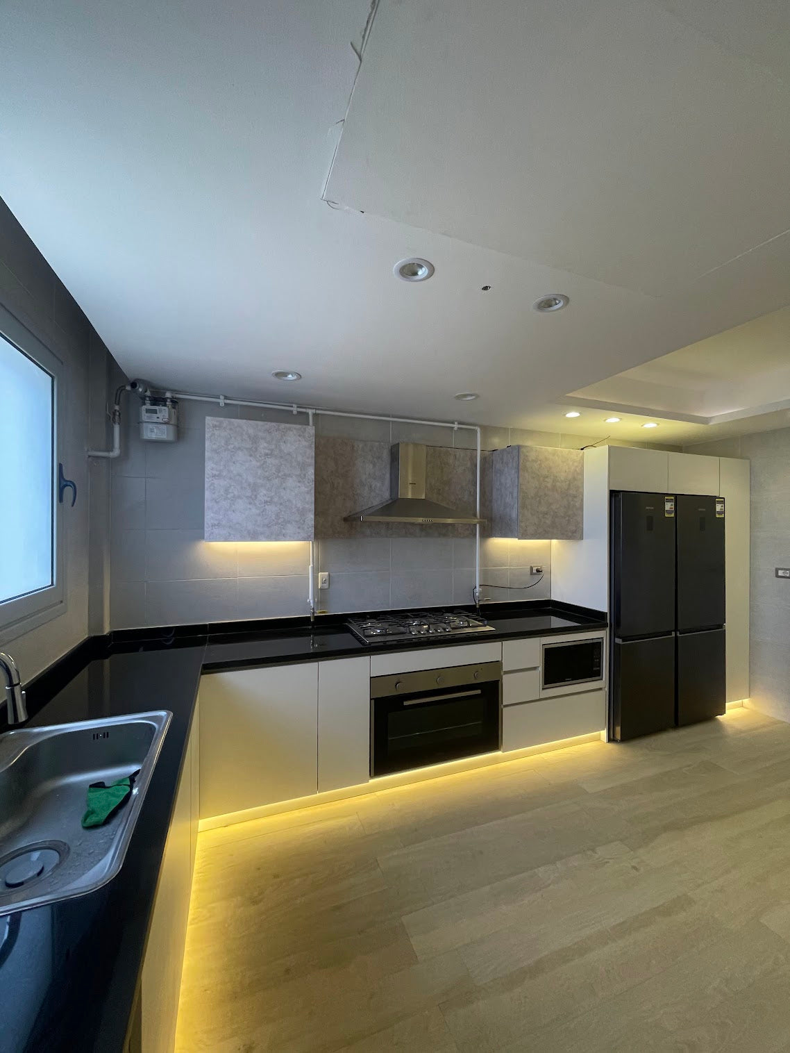 Modern White x Grey Kitchen