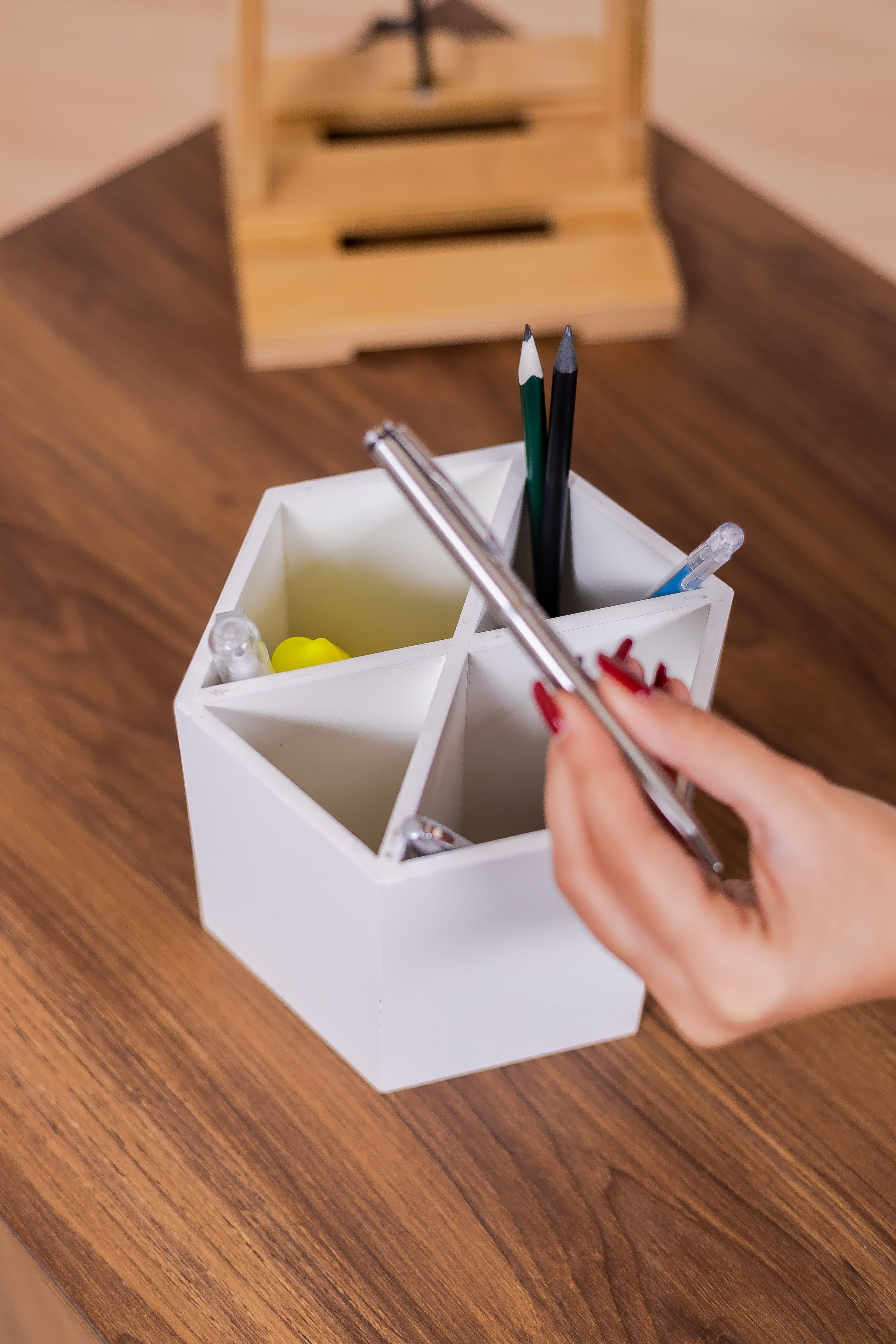 حامل القلم الخشبي السداسي