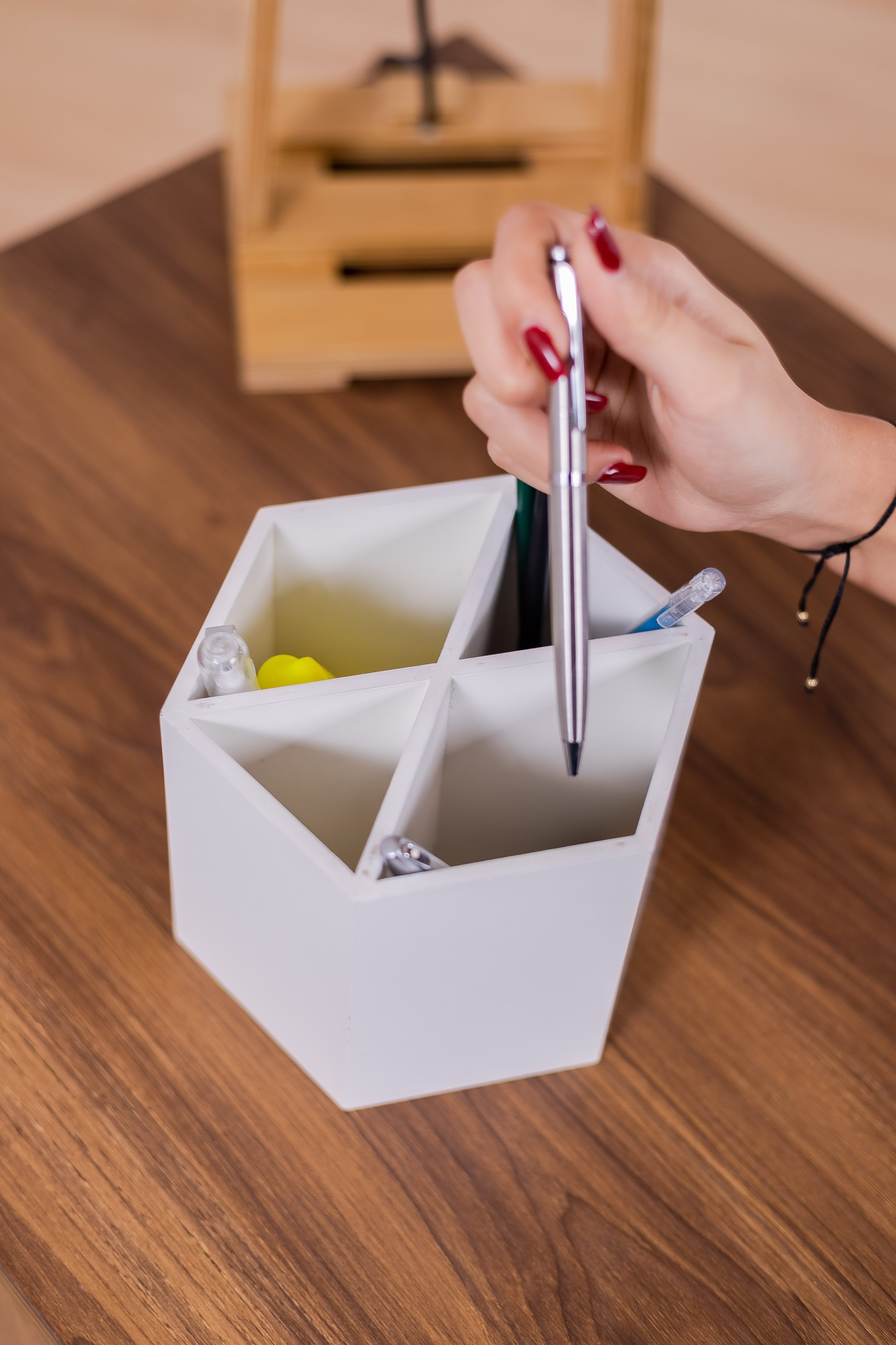 حامل القلم الخشبي السداسي