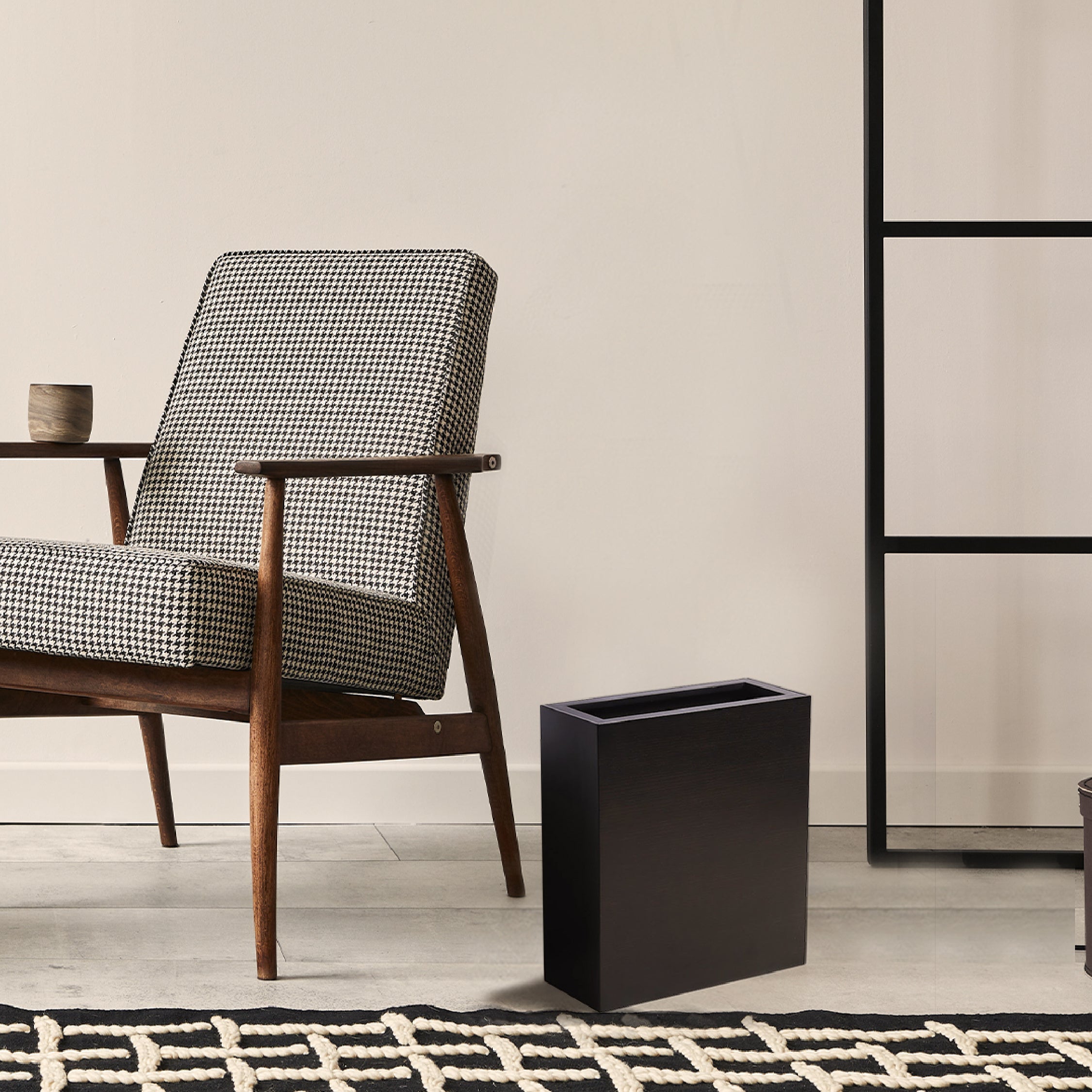 سلة مهملات خشبية سوداء