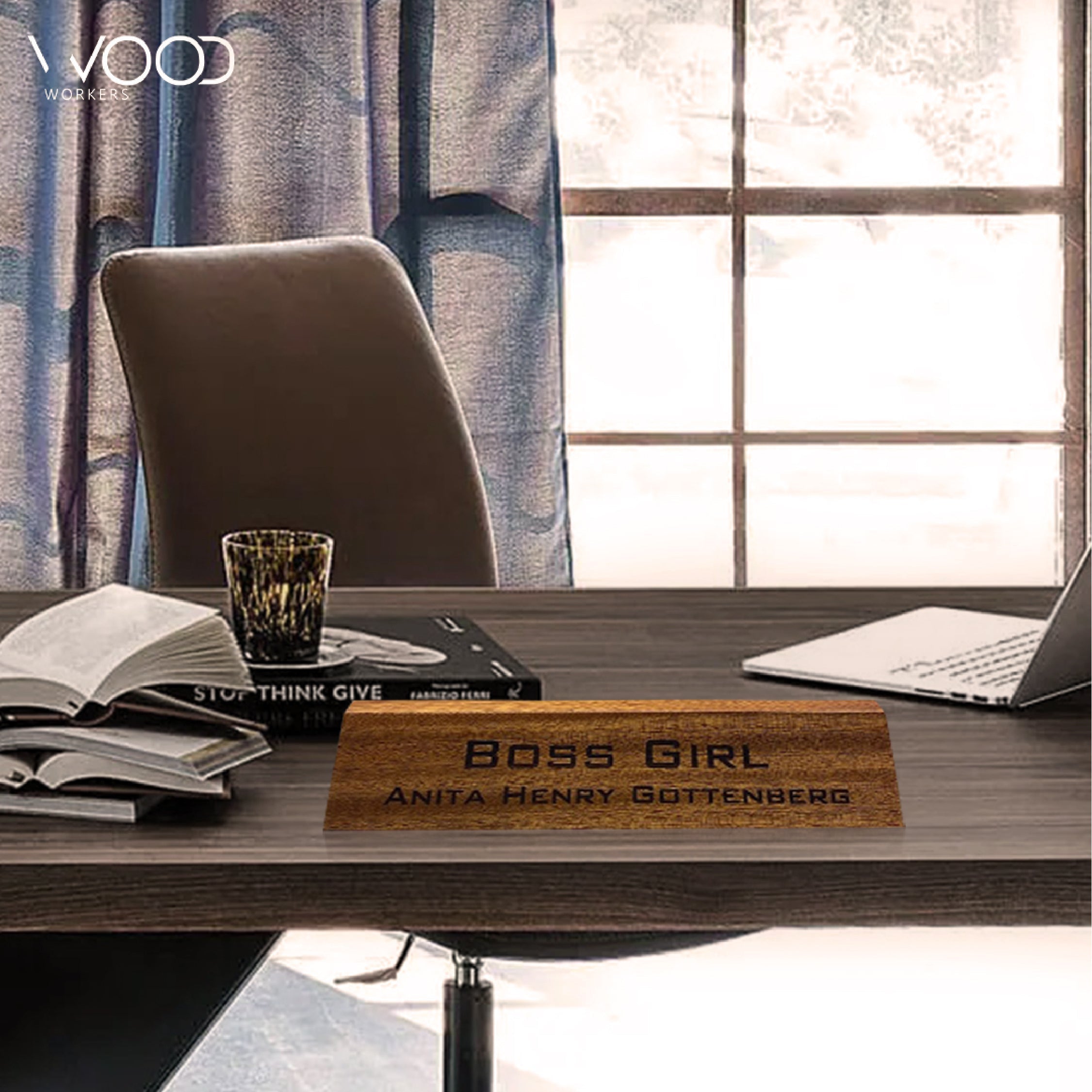 لوحة اسم خشبية