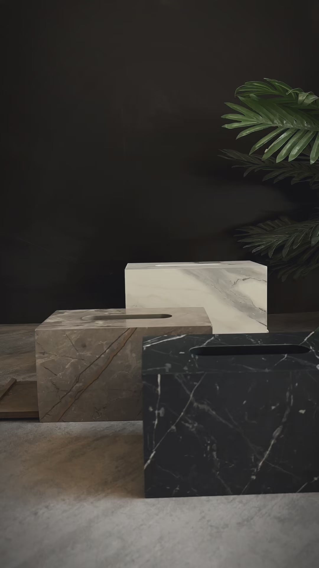 علبة مناديل خشبية مزخرفة بالرخام – ديكور أنيق وعملي 