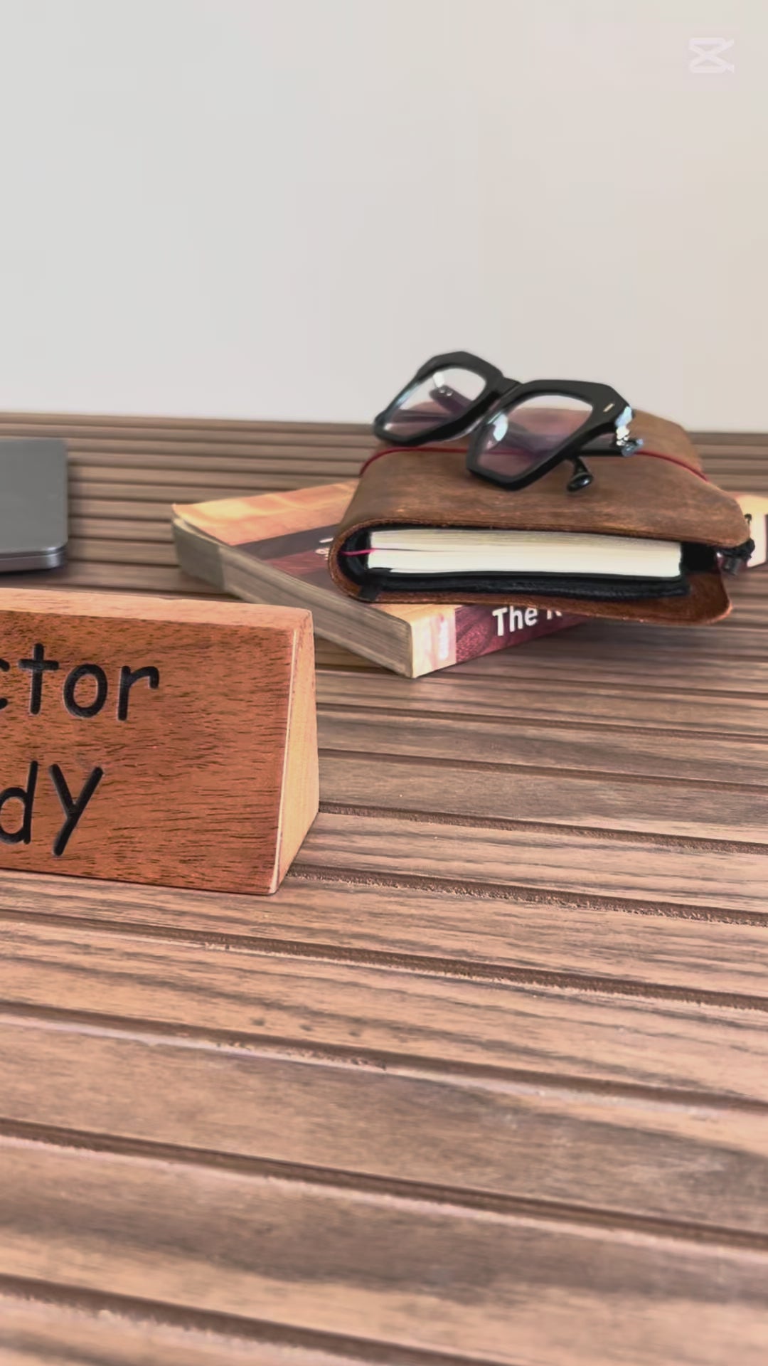 لوحة اسم خشبية