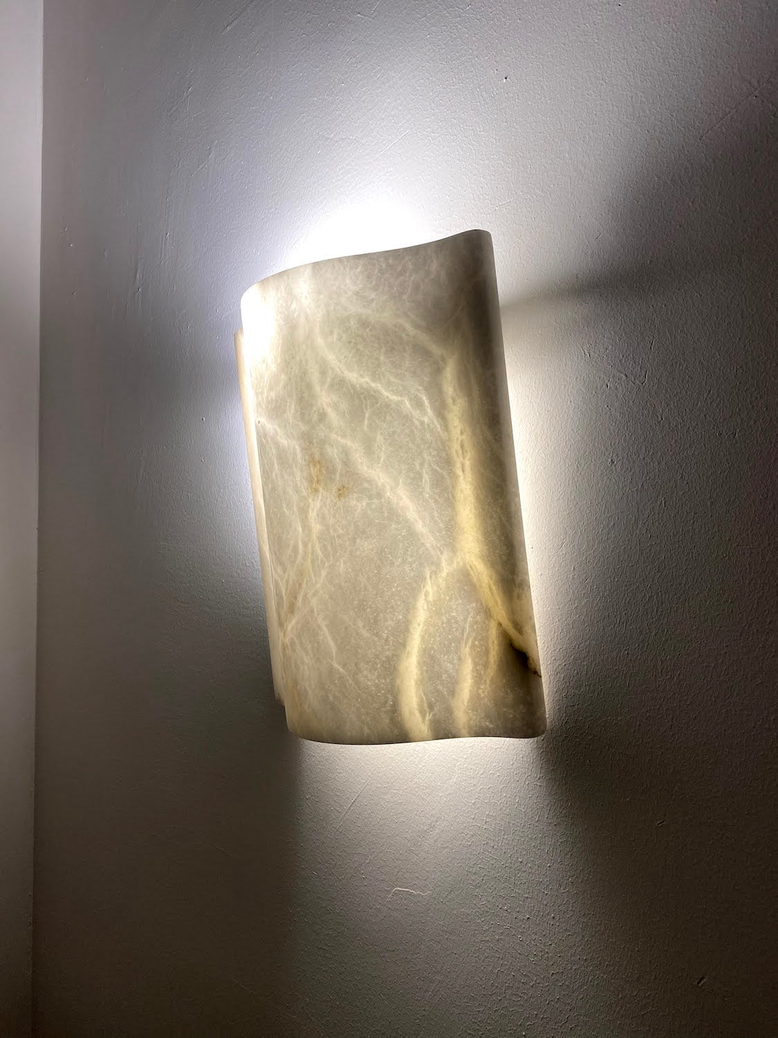 Wavy Alabaster Lamp 25x30 cms marble wall light