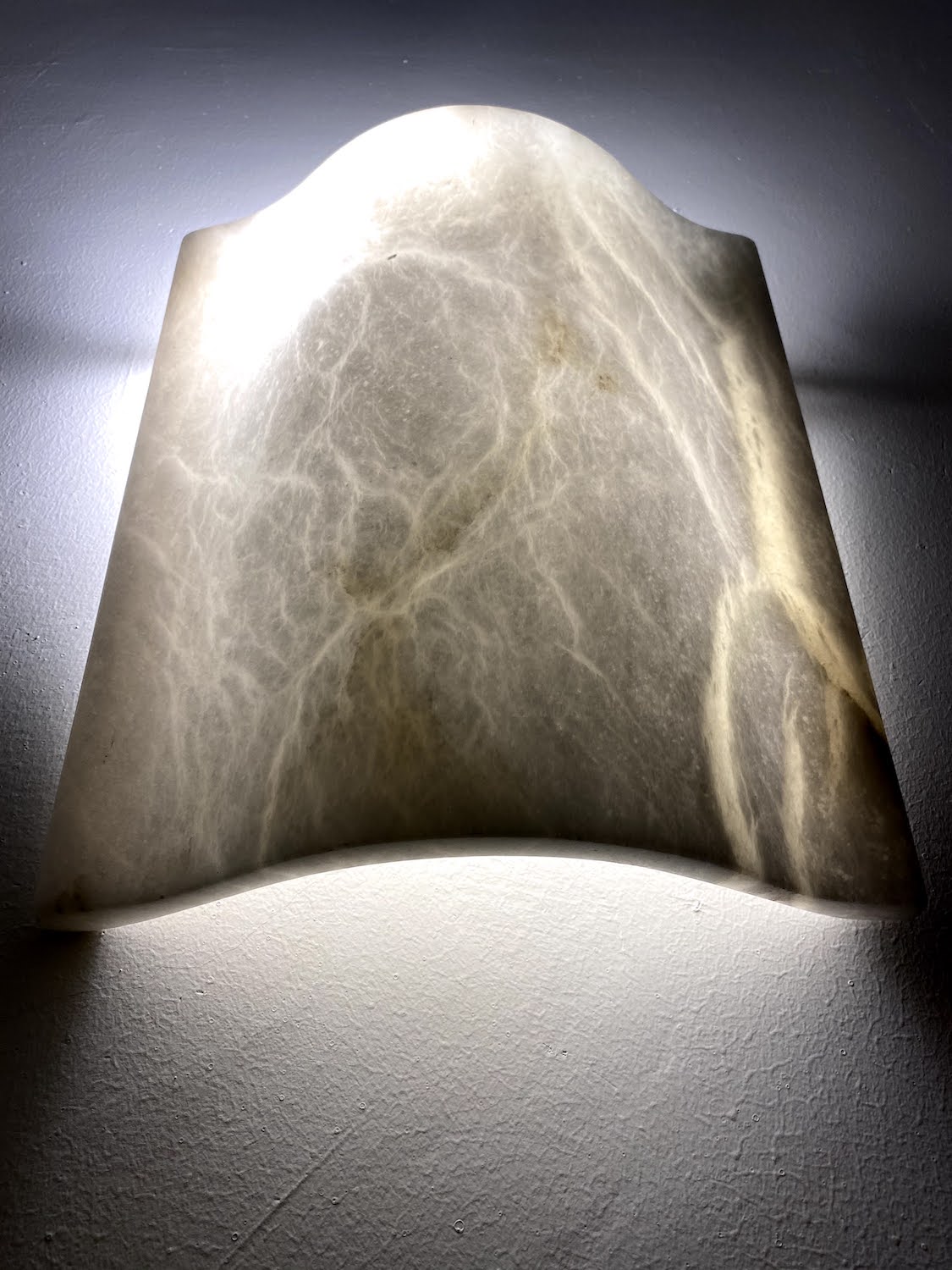 Wavy Alabaster Lamp 25x30 cms marble wall light