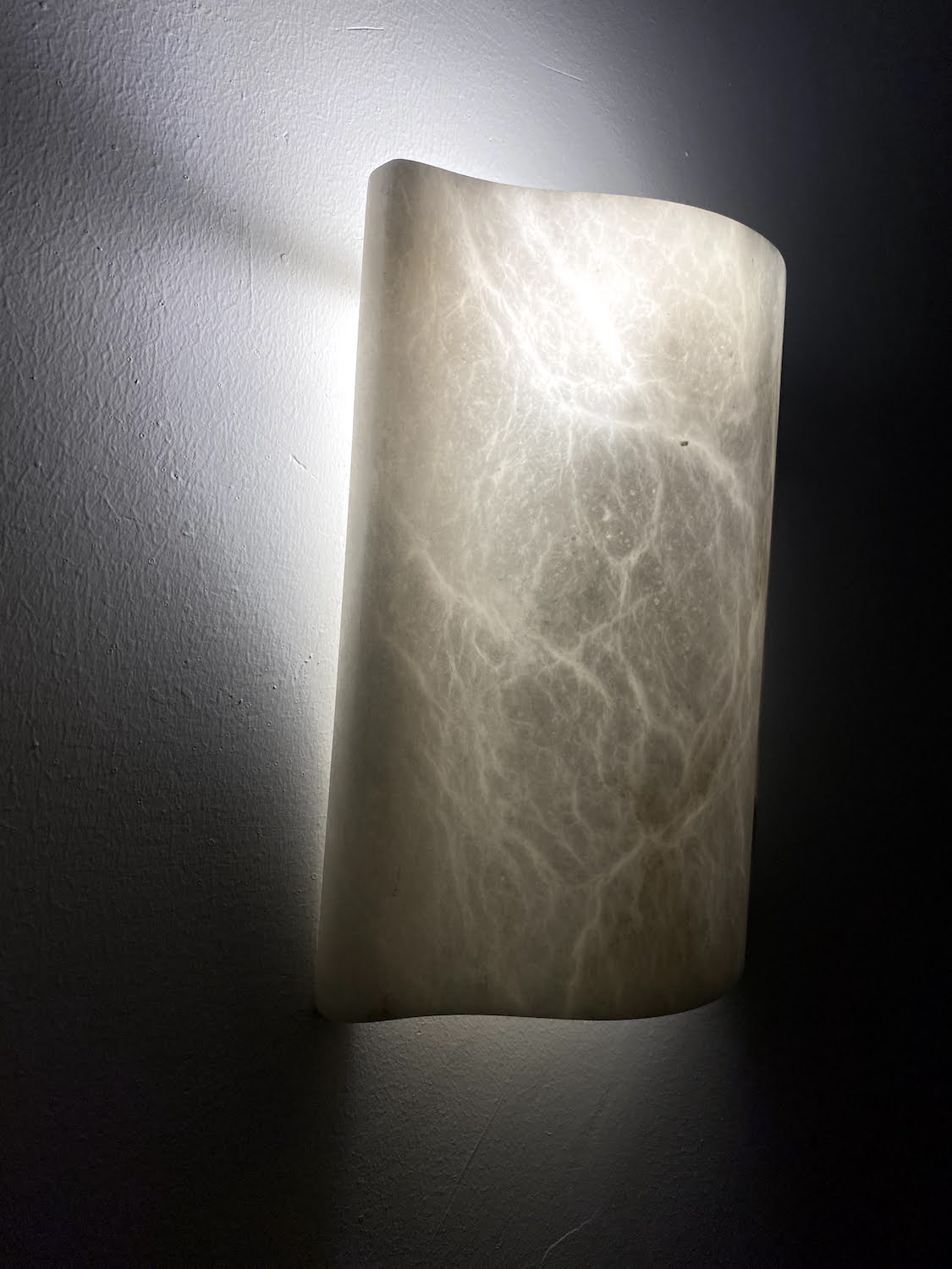 Wavy Alabaster Lamp 25x30 cms marble wall light