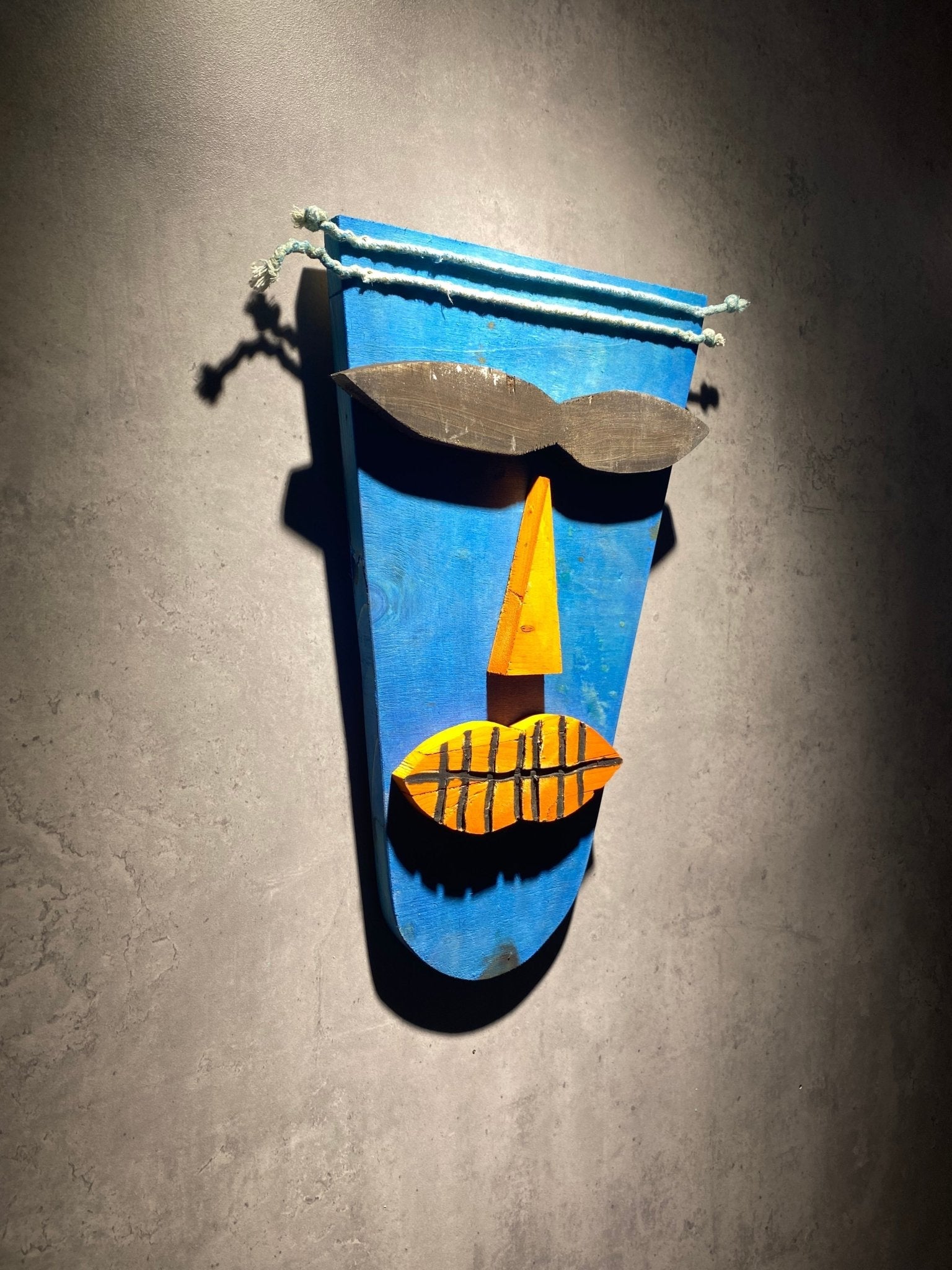 قناع أزرق خشبي