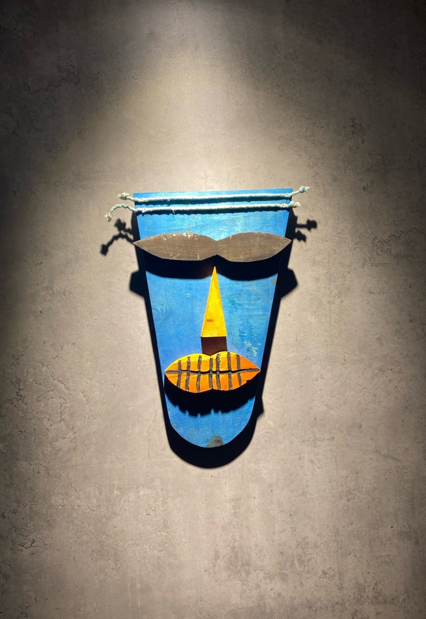 قناع أزرق خشبي