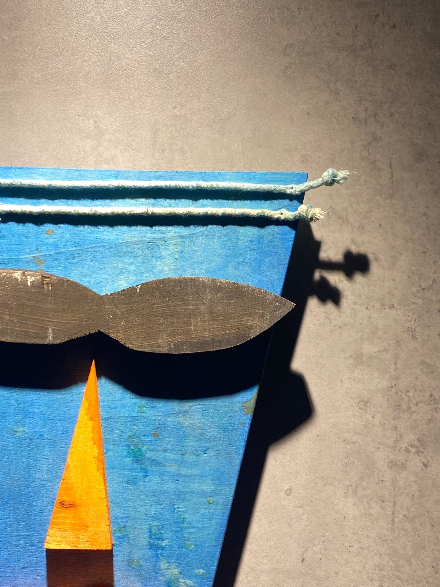 قناع أزرق خشبي