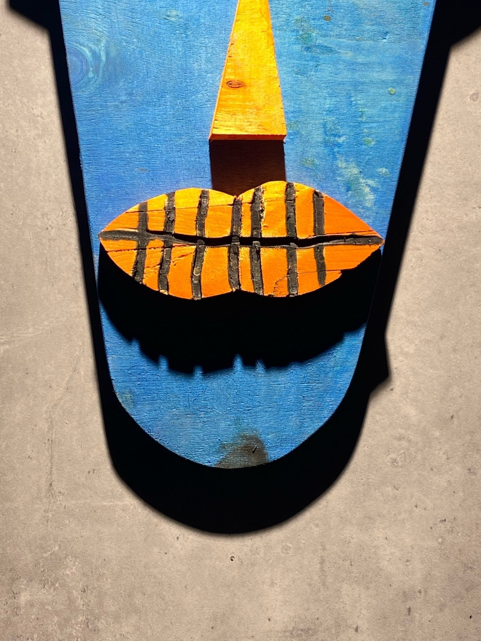 قناع أزرق خشبي