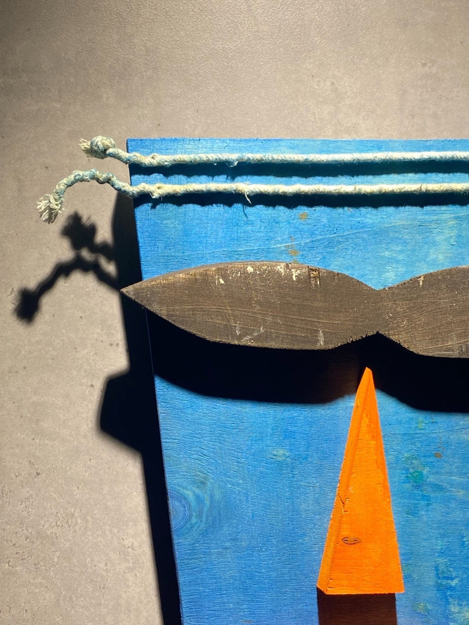 قناع أزرق خشبي