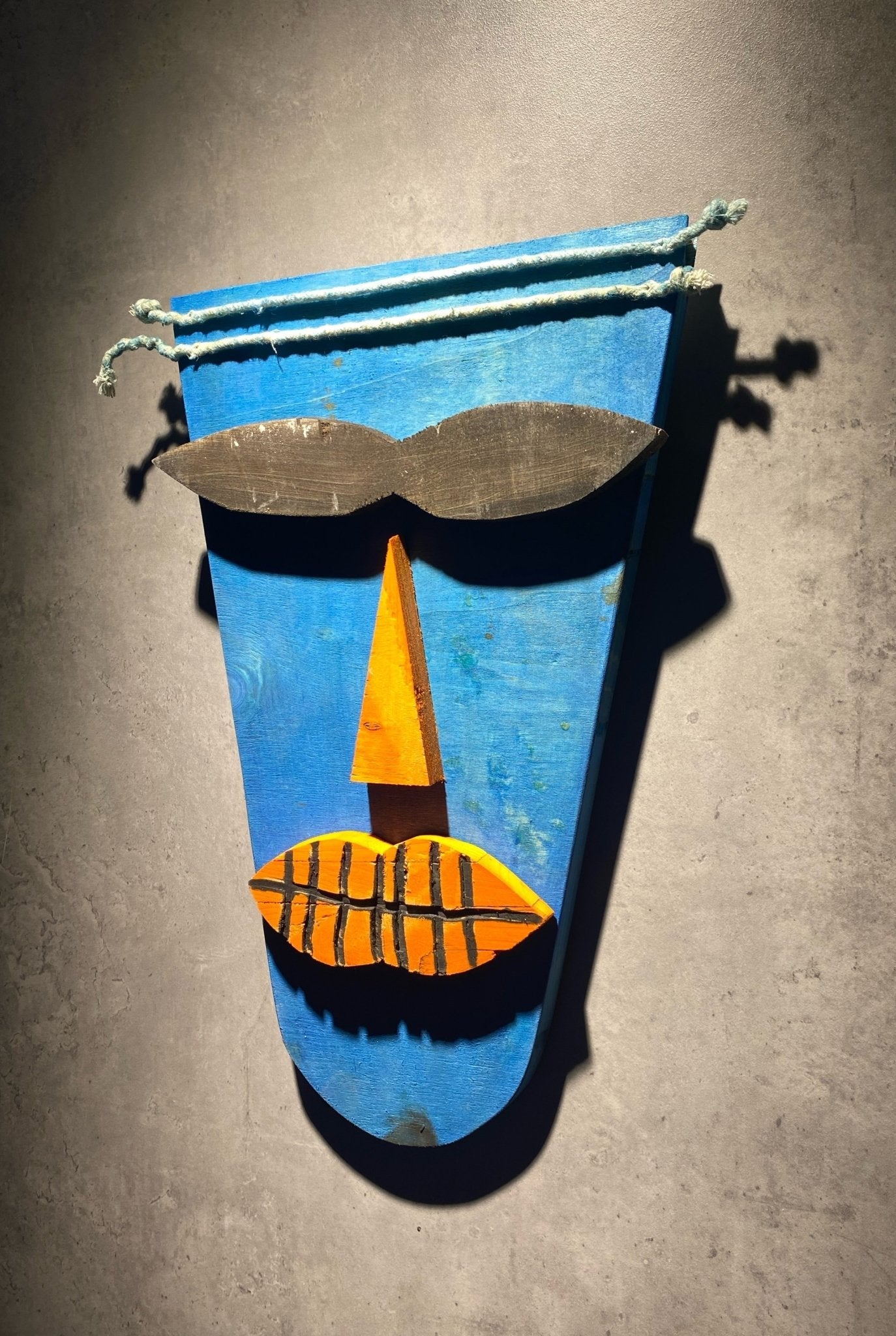 قناع أزرق خشبي