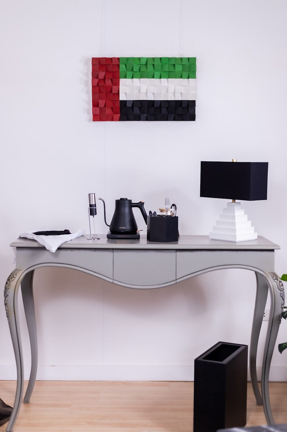 لوحة حائط العلم الإماراتي الخشبية